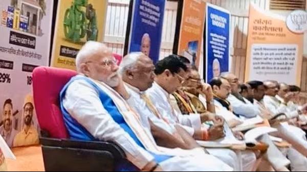 जीएसटी सुधार के लिए पीएम मोदी का स्वागत, आखिरी पंक्ति बैठे नजर आए