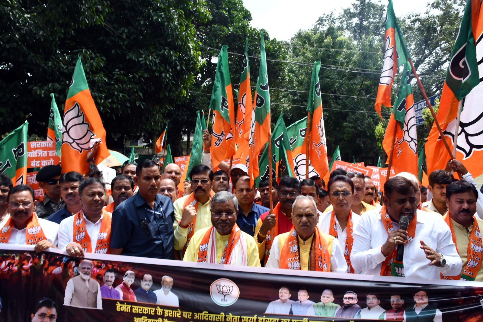 सूर्या हांसदा एनकाउंटर की सीबीआई जांच की मांग को लेकर झारखंड में भाजपा का जोरदार प्रदर्शन