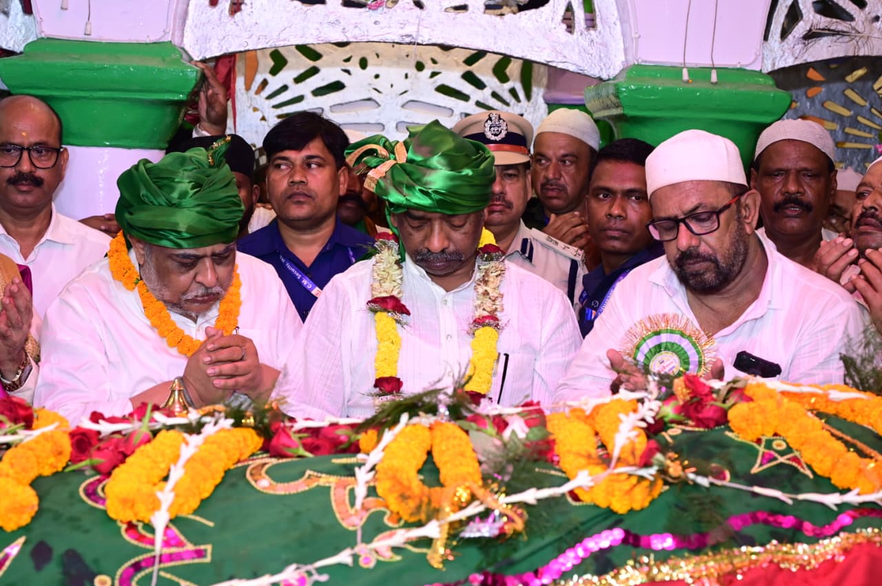 रिसालदार बाबा मजार पर मुख्यमंत्री हेमंत सोरेन ने की चादरपोशी , खुशहाली के लिए मांगी दुआ