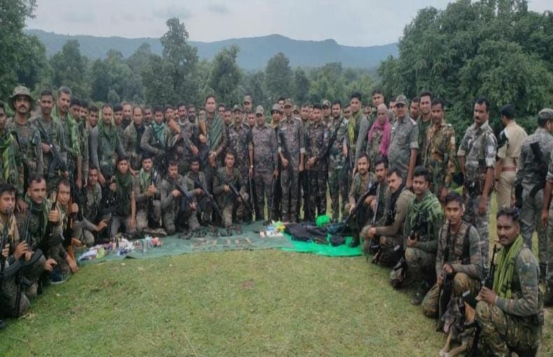 हजारीबाग में मुठभेड़ में एक करोड़ तीन इनामी नक्सली समेत तीन ढेर