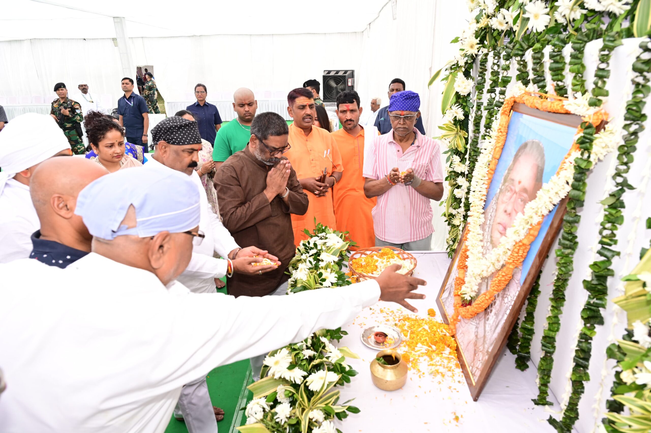 मुख्यमंत्री हेमंत सोरेन ने जलेश्वरी देवी के कुटुंब भोज में शामिल होकर दी श्रद्धांजलि जलेश्वरी देवी के कुटुंब भोज में पहुंचे मुख्यमंत्री हेमंत सोरेन दी श्रद्धांजलि