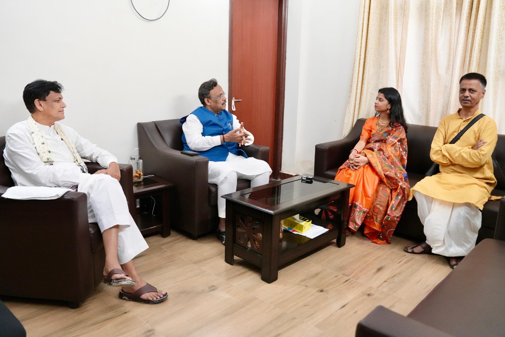 लोकप्रिय गायिका मैथिली ठाकुर लड़ सकती हैं बिहार विधानसभा चुनाव, बीजेपी नेता तावड़े से की मुलाकात  अटकलें तेज