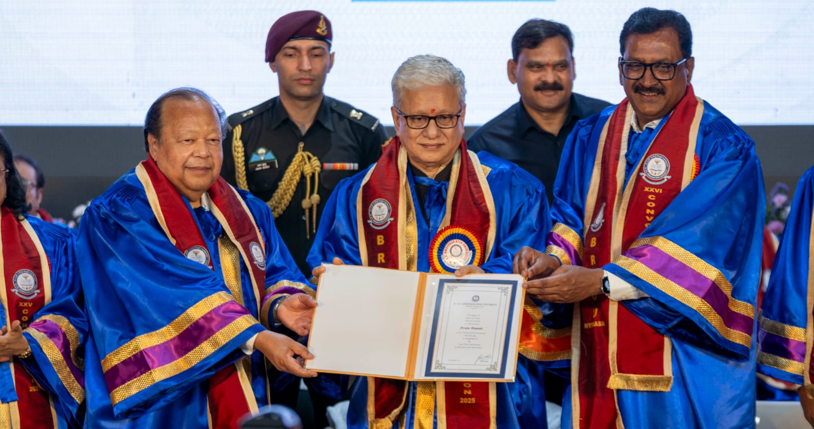 विश्व प्रसिद्ध शांति के शिक्षक व प्रसिद्ध लेखक  प्रेम रावत को डॉ अंबेडकर ओपन यूनिवर्सिटी ने डी.लिट् की उपाधि से नवाजा