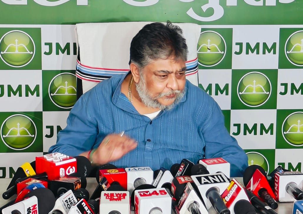 लैंड फॉर जॉब स्कैम में सीबीआई की कार्रवाई पर झामुमो ने जताई चिंता बिहार चुनाव के ठीक पहले लालू परिवार को टारगेट करना ठीक नहीं