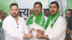 नीतीश को तगड़ा झटका, पूर्व सांसद संतोष कुशवाहा समेत कई आरजेडी में शामिल