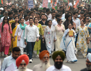 SIR के खिलाफ बंगाल में निकाली रैली , हाथ में संविधान लेकर सड़क पर उतरीं सीएम ममता