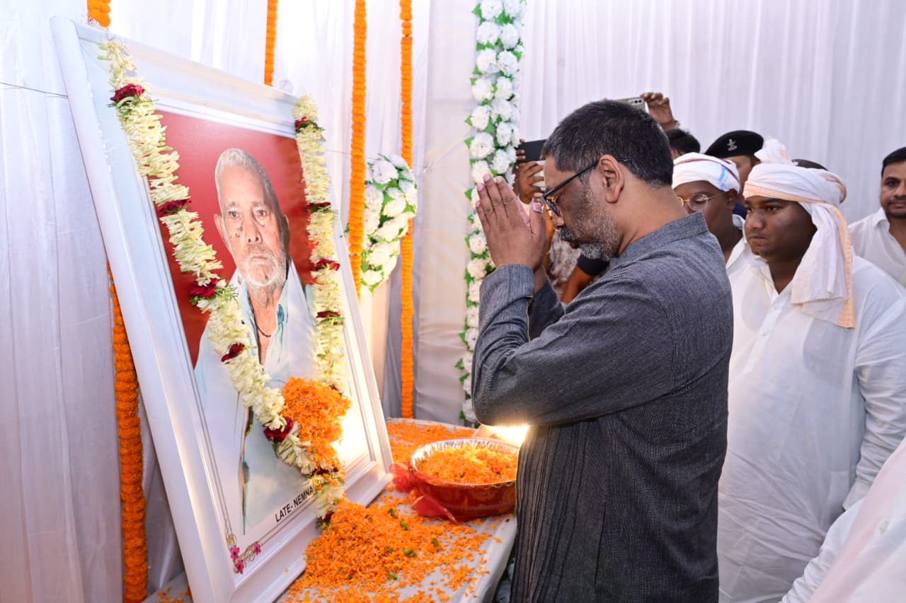 मुख्यमंत्री हेमंत सोरेन ने स्व. नेमनारायण महतो को दी श्रद्धांजलि