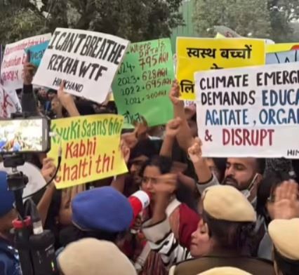 दिल्ली में प्रदूषण के खिलाफ फूटा गुस्सा, इंडिया गेट पर प्रदर्शन