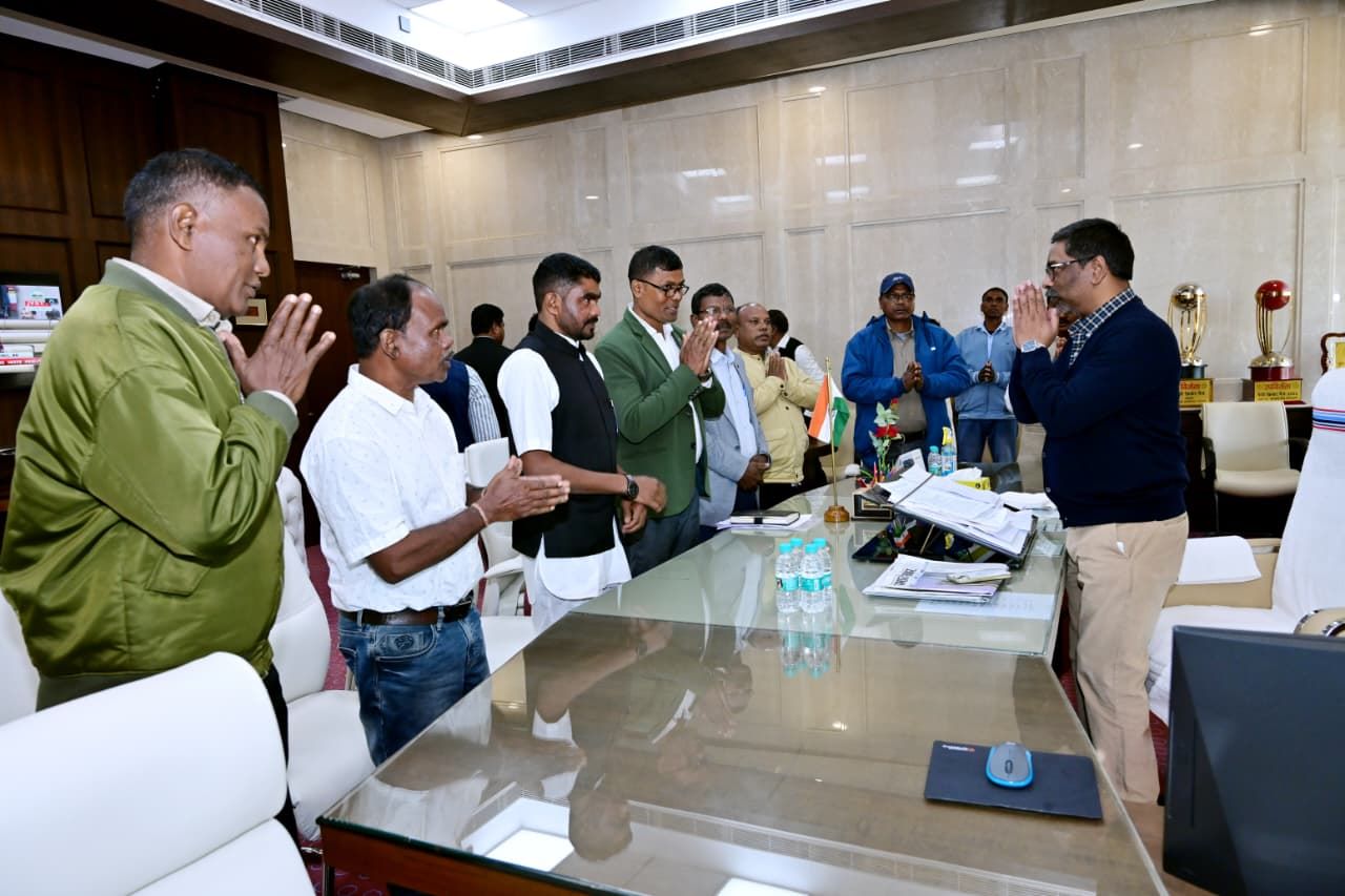 चाय बागान क्षेत्र के आदिवासी परिवारों की समस्याएँ लेकर प्रतिनिधिमंडल ने मुख्यमंत्री हेमंत सोरेन से की मुलाकात