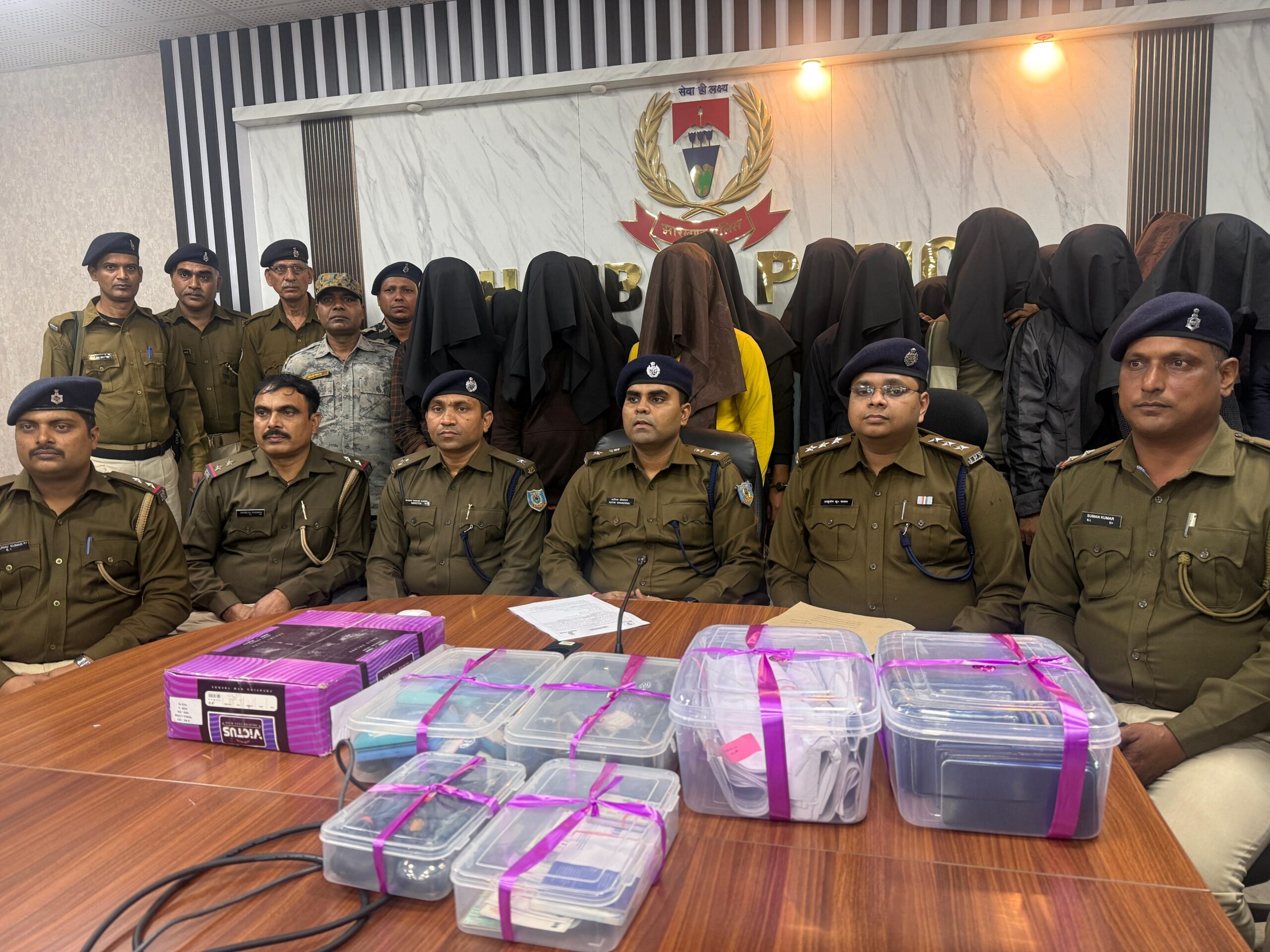 परीक्षा बंगाल में उत्तर रटवाया झारखंड में , रैकेट का भंडाफोड़, 17 गिरफ्तार