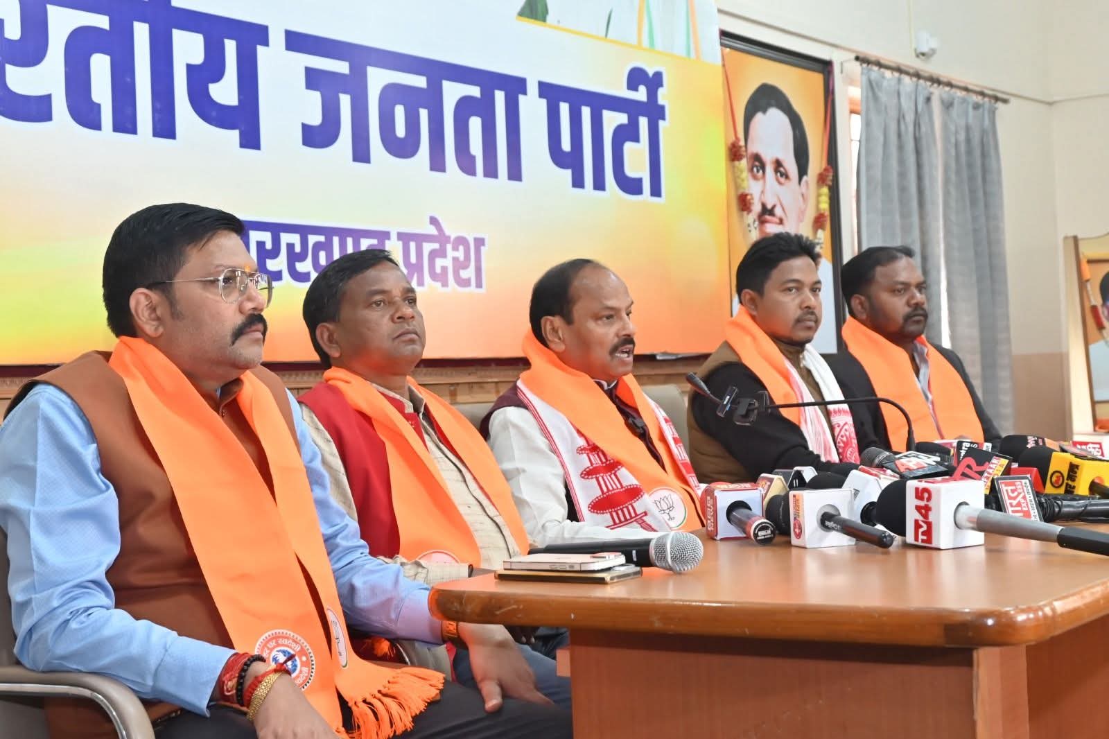 पेसा के नाम पर आदिवासियों को “लॉलीपॉप” दिखा रही है राज्य सरकार : रघुवर दास