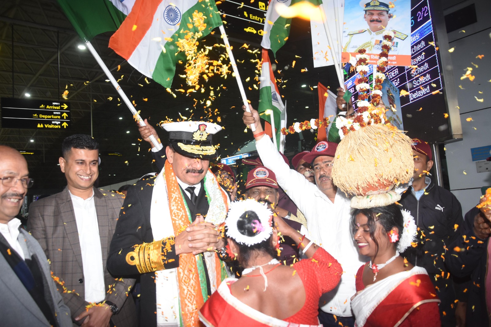 भारतीय नौसेना चीफ पहुंचे रांची, एयरपोर्ट पर भव्य स्वागत