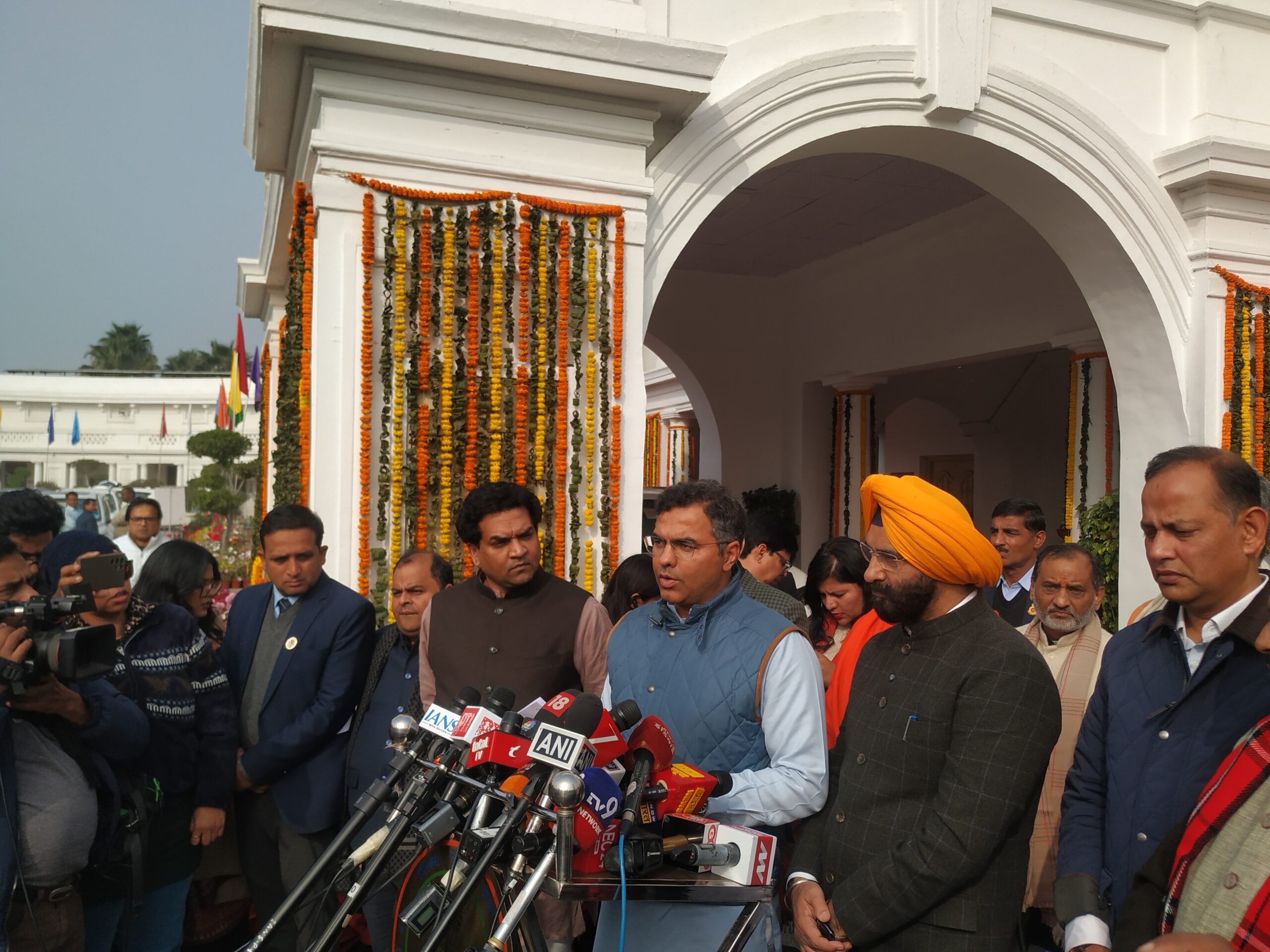 दिल्ली विधानसभा अध्यक्ष से आतिशी की सदस्यता रद्द करने की मांग,गुरुवार तक के लिए कार्यवाही स्थगित