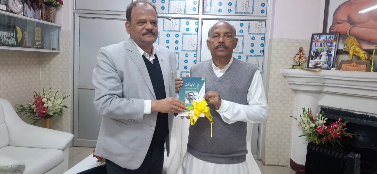 विधानसभा अध्यक्ष को सौंपा दिशोम गुरु के संघर्ष पर लिखी पुस्तक