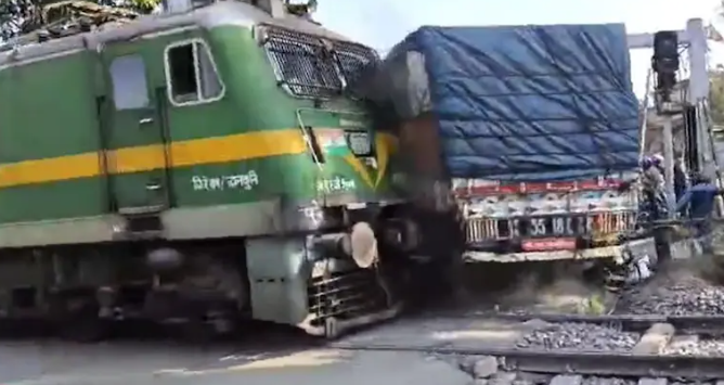 देवघर में गोंडा-आसनसोल एक्सप्रेस ट्रक से टकराया , कई वाहन चपेट में आए