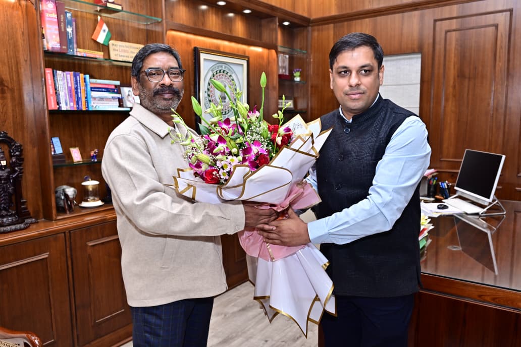 मुख्यमंत्री हेमंत सोरेन से कई अधिकारियों ने की मुलाकात, दी नव वर्ष की बधाई