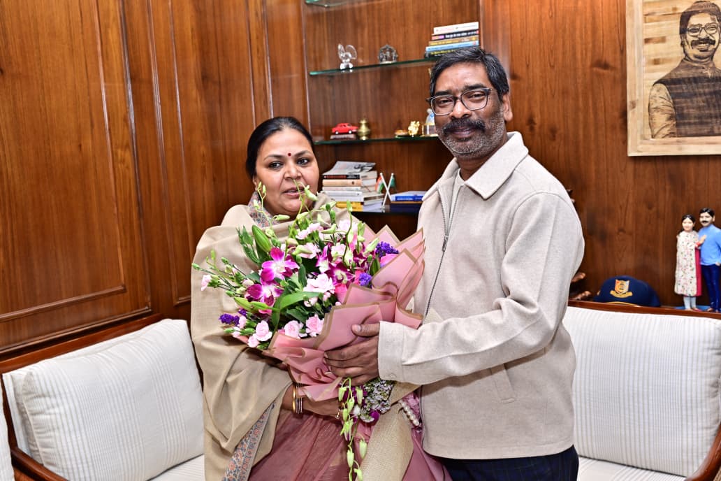 मुख्यमंत्री हेमंत सोरेन से मंत्री से लेकर अधिकारियों ने शिष्टाचार भेंट कर नववर्ष की बधाई दी