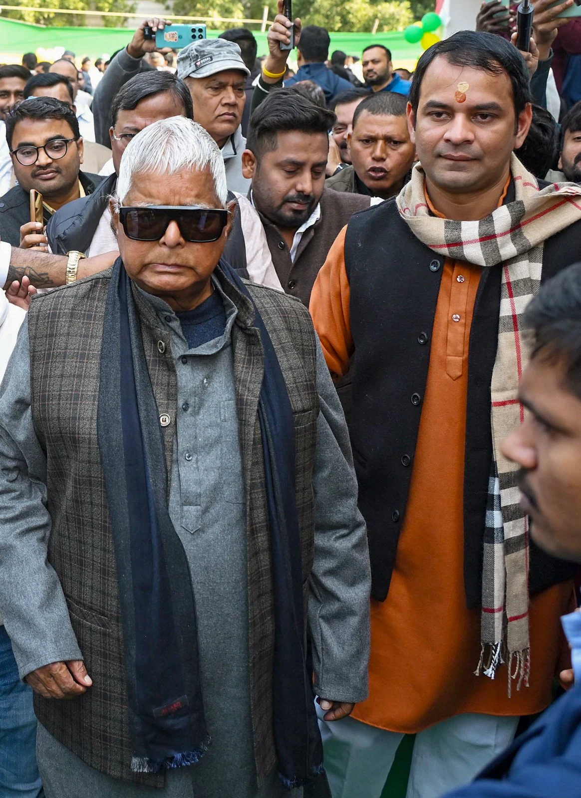 फिर चूक गए तेजस्वी , तेज प्रताप के चूड़ा-दही भोज में नहीं पहुंचे, लालू ने निभाया पिता का ‘फर्ज’