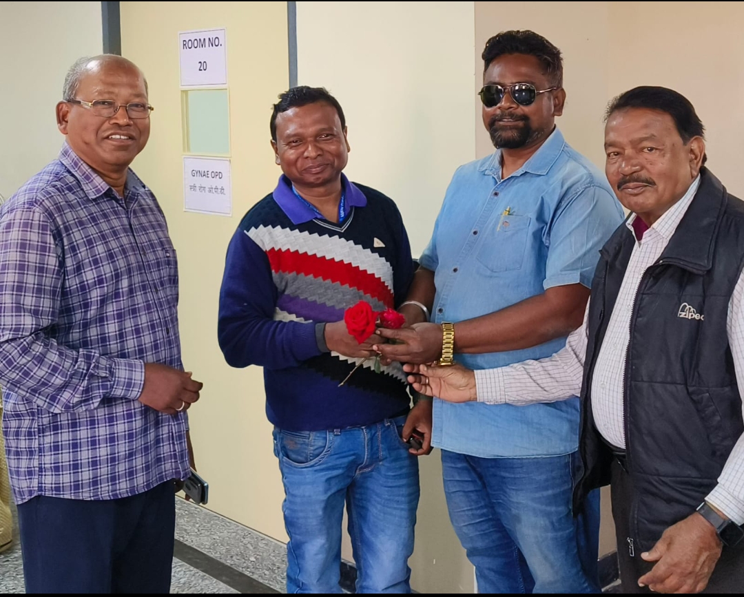 सदर अस्पताल में अनोखी पहल: देर से पहुंचे चिकित्सक को पुष्पगुच्छ देकर समय की अहमियत समझाई