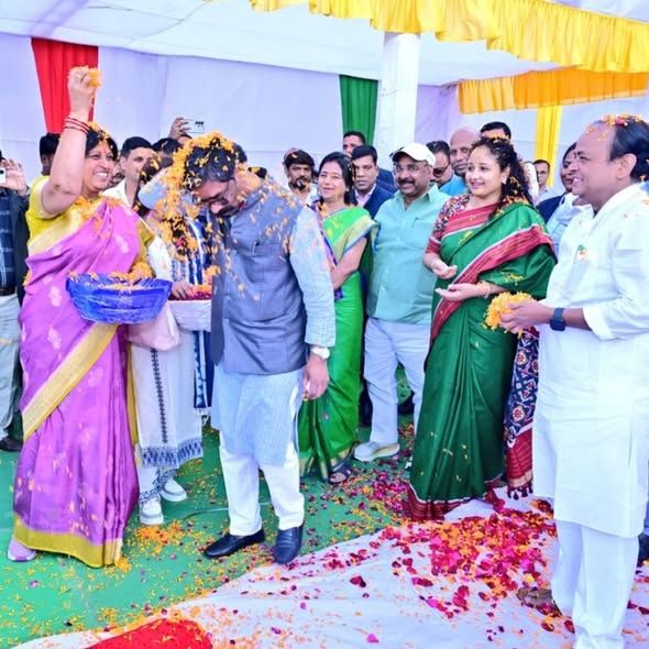 झारखंड विधानसभा में सियासत से इतर मंत्री और विधायकों ने खेली फूलों की होली
