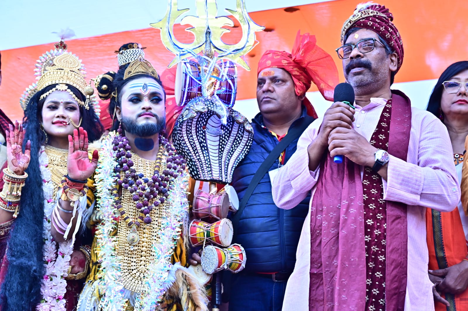 हेमंत सोरेन महाशिवरात्रि के पावन अवसर पर पहाड़ी मंदिर में आयोजित महाशिवरात्रि महोत्सव में हुए शामिल