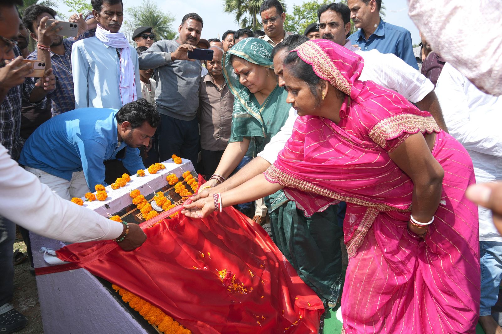 मेहरमा-महागामा में करोड़ों की योजनाओं का शिलान्यास, ग्रामीण विकास को मिली नई रफ्तार