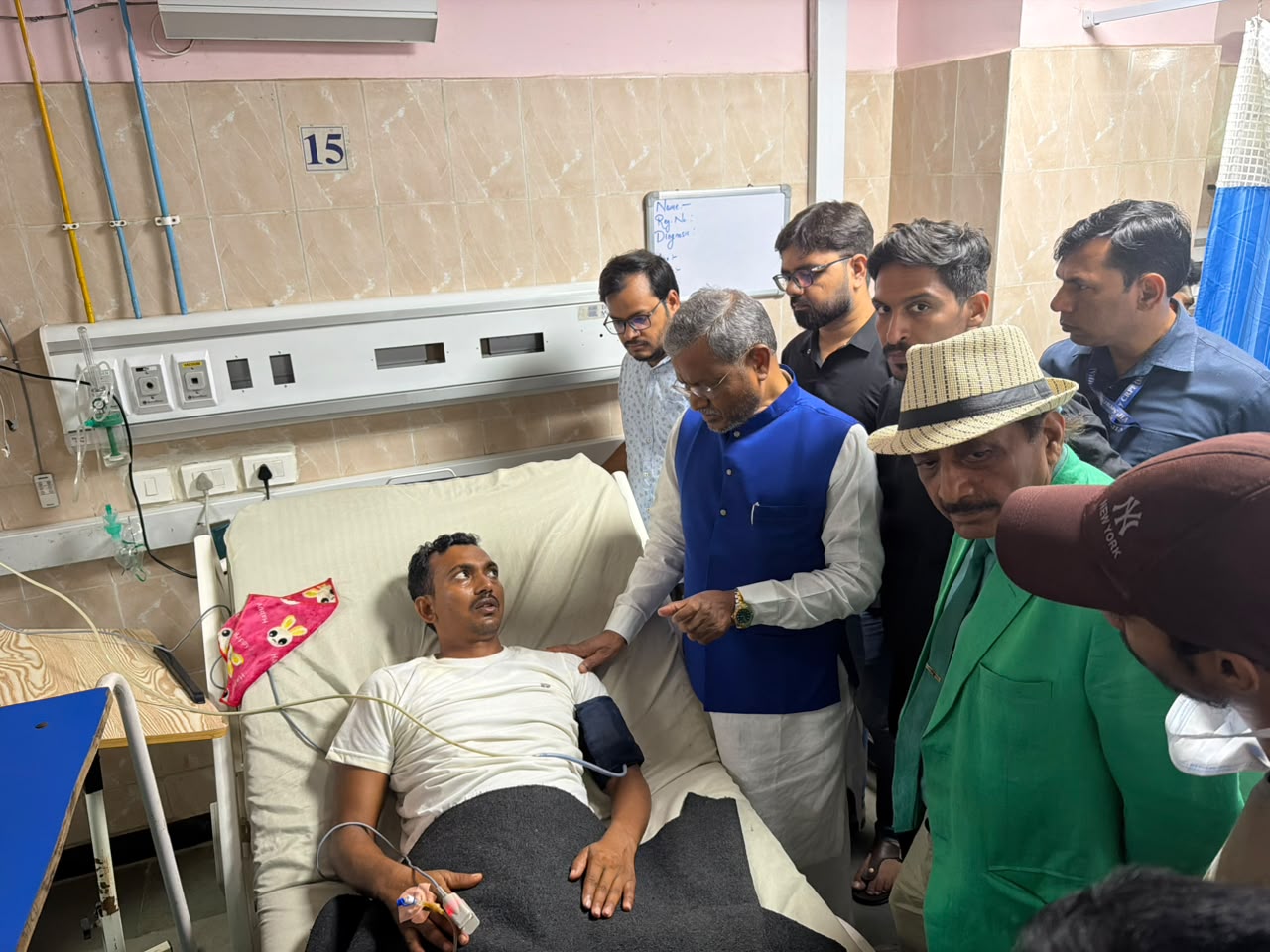 अनशनकारी छात्रों से मिले बाबूलाल मरांडी, CBI जांच की दोहराई मांग