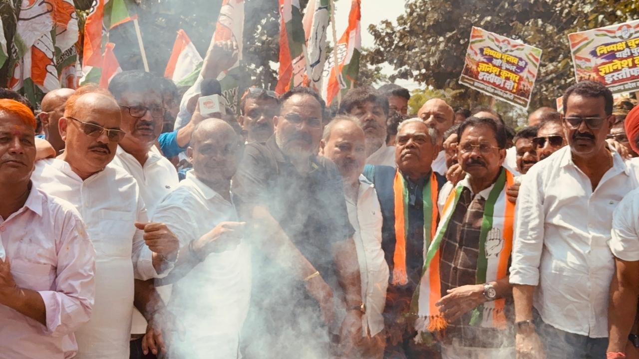 एसआईआर के विरोध में कांग्रेस का हल्लाबोल , आयोग कार्यालय घेरा